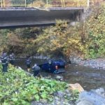 10:39 Doi tineri spanioli s-au răsturnat cu mașina în albia pârâului Cărbune