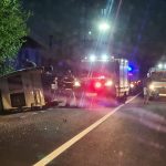 21:54 Microbuz răsturnat la Albeni. Patru persoane, rănite