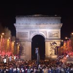 Luminile de Crăciun au fost aprinse pe Champs-Elysees