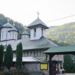 09:21 Bărbat decedat în faţa Mănăstirii Lainici