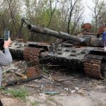 21:50 Ucrainenii îşi fac poze în cimitirul de tancuri ruseşti