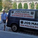 15:31 Poliţist plecat în concediu cu o mașină pe care scrie "Jos mafia din Poliția Română”