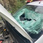 Tragedie pe Defileul Jiului. Şofer mort după ce o stâncă a căzut pe maşină