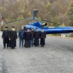 16:58 A venit cu elicopterul la mănăstire